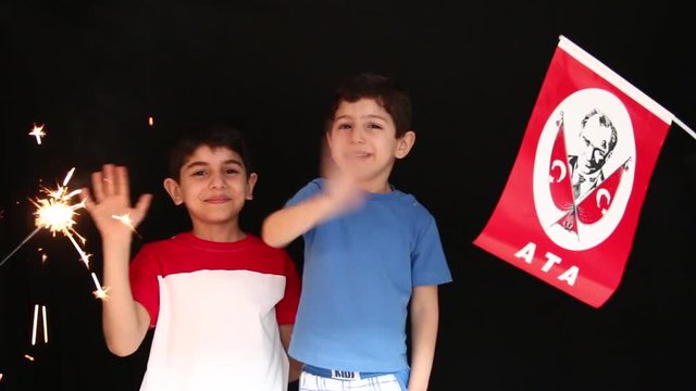 bayrakla kutlama yapan çocuklar