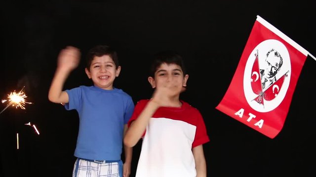 Türk bayrağı ve 23 nisanı kutlayan çocuklar