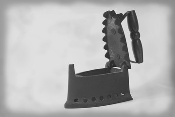 vecchio ferro da stiro in bianco e nero