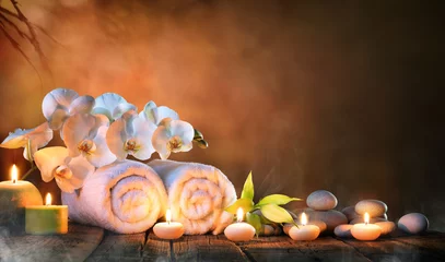 Fotobehang Spa - Handdoeken voor een paar met kaarsen en orchidee voor natuurlijke massage © Romolo Tavani