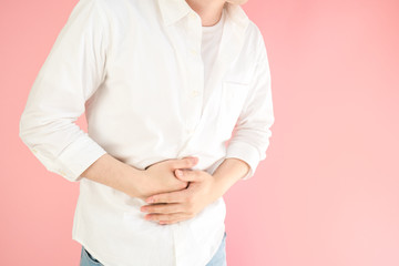 お腹を押さえる男性