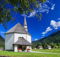 Fototapeta na wymiar Church in Italian Alps 