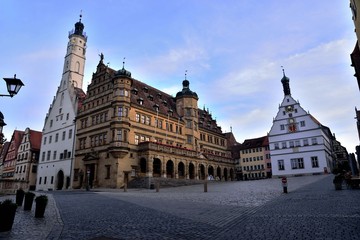 Fototapeta premium 早朝のマルクト広場 城壁で囲まれた中世の街で早朝人気のないマルクト広場神秘な世界だった。