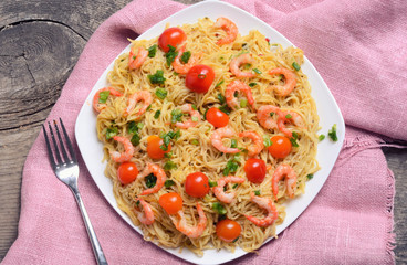 Pasta with shrimps & tomato