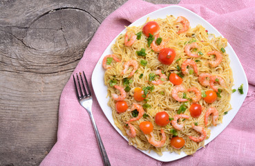 Pasta with shrimps & tomato