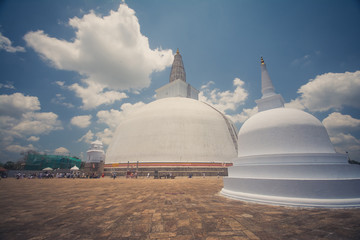 Obraz premium Ruwanweli seya Dagoba buddhist stupa tourist and pilgrimage site. Anuradhapura, Sri Lanka