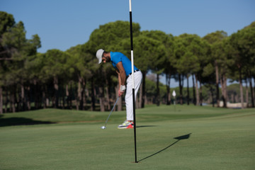 Obraz premium golf player hitting shot at sunny day