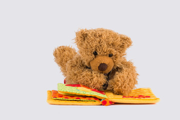 Kleiner Teddybär liest ein Buch - obrazy, fototapety, plakaty