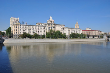 Fototapeta na wymiar Berezhkovskaya embankment located on the right Bank of the Moscow river in the centre of the Russian capital