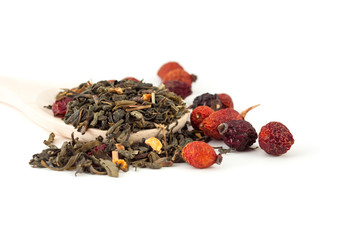 Зеленый чай с ягодами шиповника.