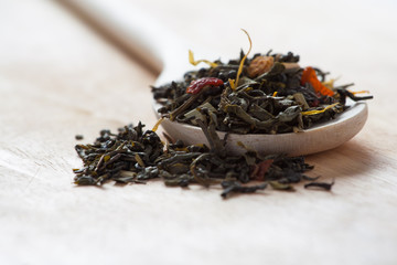 Зеленый чай с деревянной ложкой.