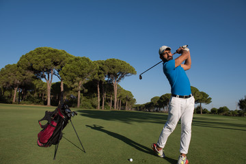 Obraz premium golf player hitting shot
