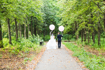 Fototapeta premium Nice young wedding couple outdoors