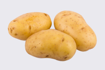 Kartoffeln isoliert vor weißem Hintergrund