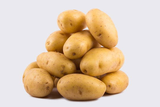 Kartoffeln isoliert vor weißem Hintergrund