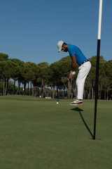 Obraz premium golf player hitting shot at sunny day