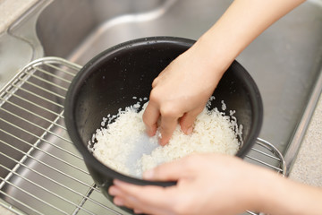 米を研ぐ女性