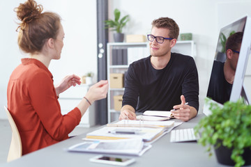 junges team in einer besprechung am arbeitsplatz