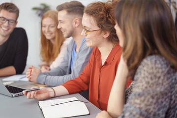 junges business-team sitzt gemeinsam am besprechungstisch