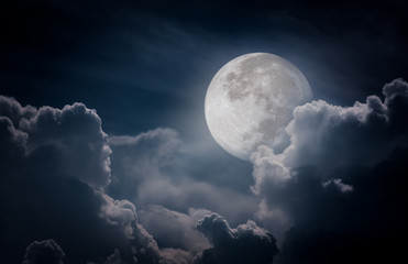 Un ciel nocturne avec des nuages, une pleine lune lumineuse ferait un excellent arrière-plan.