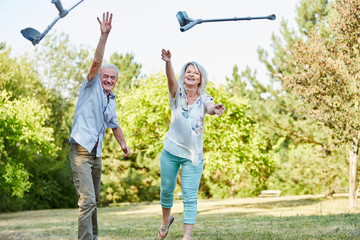 Senioren Paar wirft Krücken in die Luft