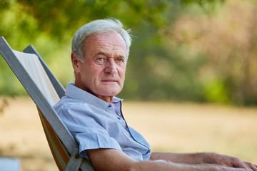 Alter Mann im Ruhestand im Liegestuhl