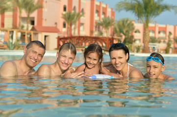 Obraz na płótnie Canvas Family relax in the pool