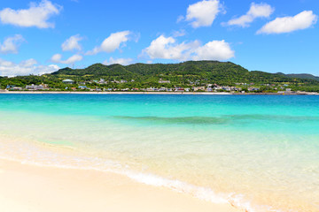 Obraz na płótnie Canvas 沖縄の青い海とさわやかな空