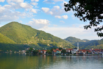 Fototapeta na wymiar Muslim village on the river Drina before the mountain