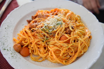 Nudeln mit Tomaten und Käse