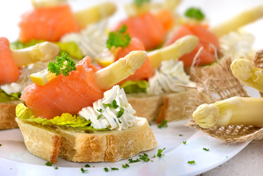Canapes mit Lachs, weißem Spargel und Basilikum-Dill-Frischkäse - Canapes with smoked salmon, white asparagus and cream cheese with herbs