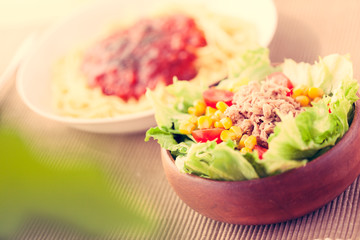 パスタ、ミートソーススパゲッティ、サラダ、トマト、レタス、ツナ