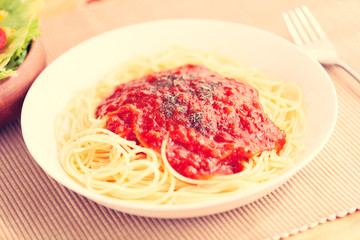 パスタ、ミートソーススパゲッティ、サラダ、トマト、レタス、ツナ