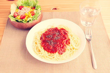 パスタ、ミートソーススパゲッティ、サラダ、トマト、レタス、ツナ