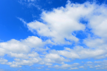沖縄上空の青い空と雲