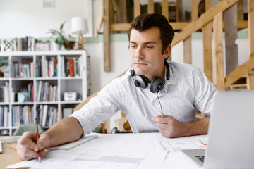 Obraz premium Young businessman in office