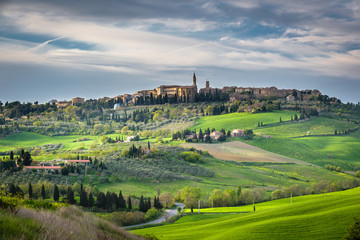 Fototapeta na wymiar Spring landscape of Tuscany overlooking the medieval town of Pie