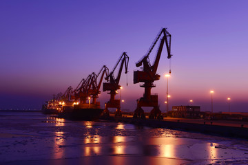 Obraz premium Port gantry crane is working