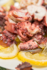 Polpo bollito coin olio e limone, antipasto di mare
