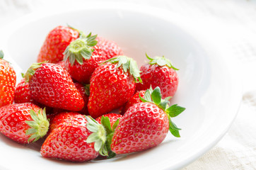 白い皿に盛った苺