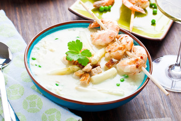 Frische Spagelcreamsuppe serviert mit garnellenspies 