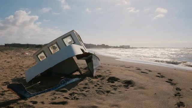 Relitto di imbarcazione su una spiaggia