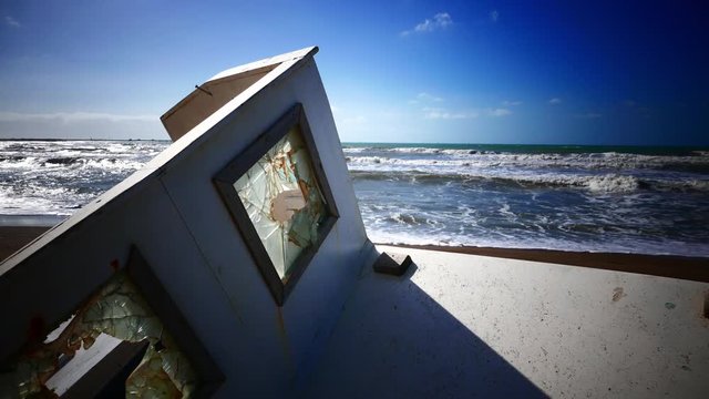 Relitto di imbarcazione su una spiaggia