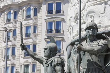Obraz premium Statue of Alexander the Great on main square in downtown of Skopje, fountain detail.