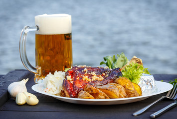 Grilled knuckle of pork and potate served with beer