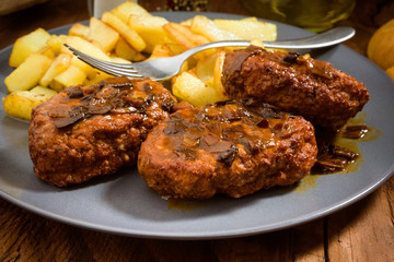 Russian steaks with salsa and chips