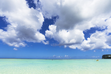 グアム・タモンビーチの海と雲
