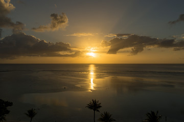 Fototapeta na wymiar グアム・タモン湾に沈む夕日