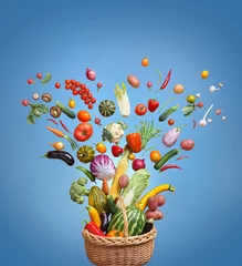 Papier Peint photo Gamme de produits Aliments biologiques sur fond bleu. Photo de studio de différents fruits et légumes. Produit haute résolution.
