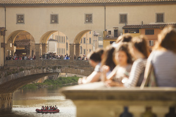 Toscana,Firenze,turisti e Ponte Vecchio.